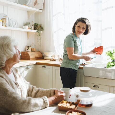 Zwei Frauen in einer Küche